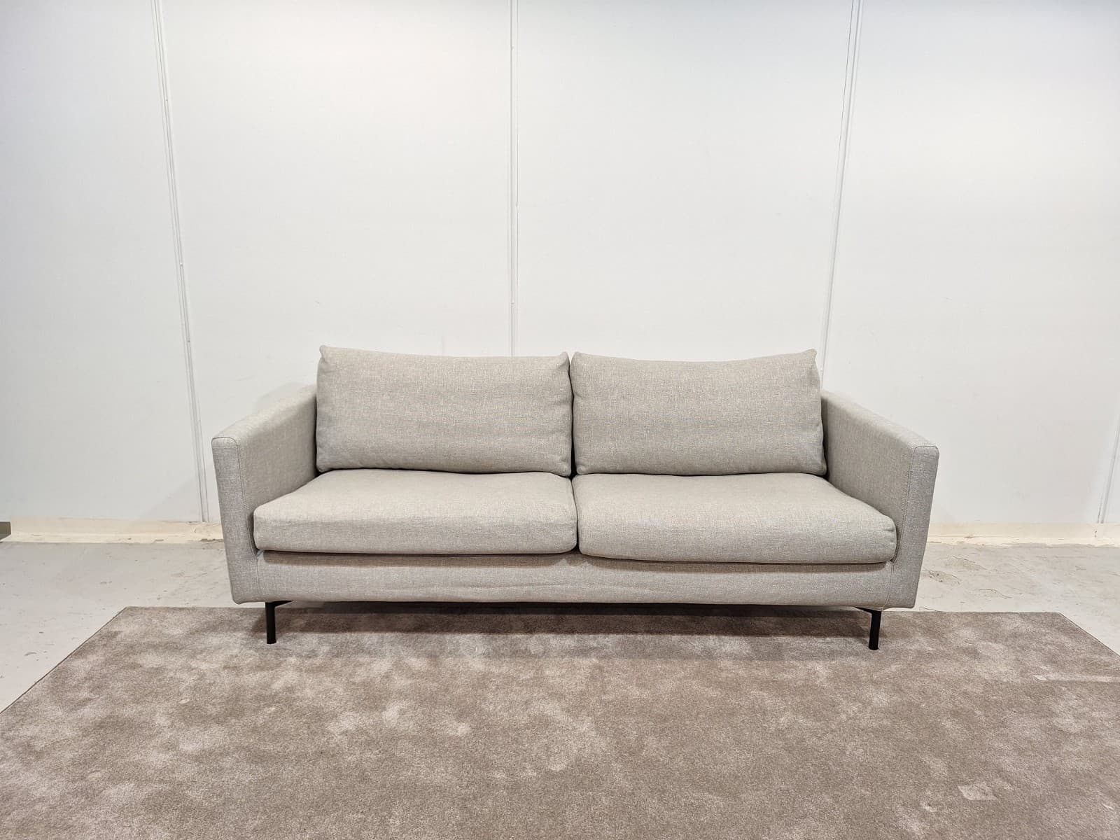 Kruunudesing untuva ja irtopäällisillä Sohva