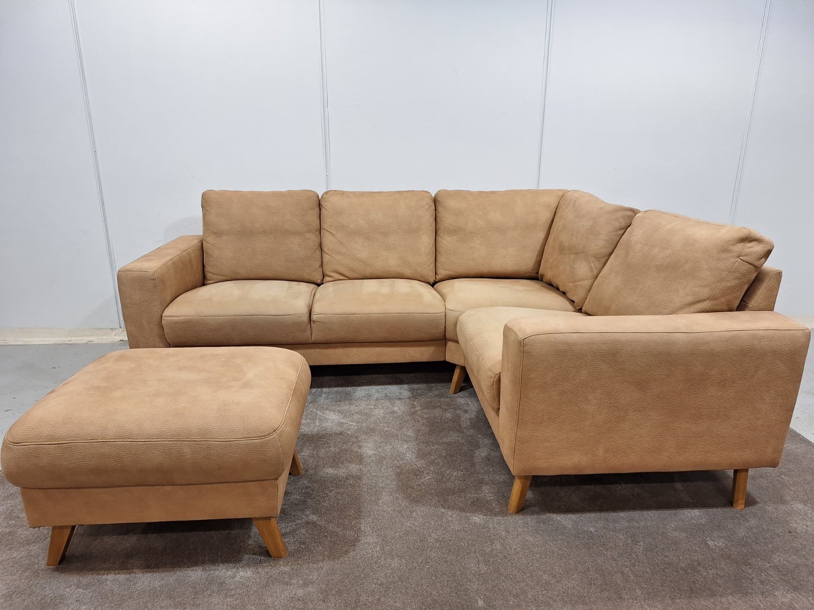 Hjort Knudsen Kulmasohva+Rahi